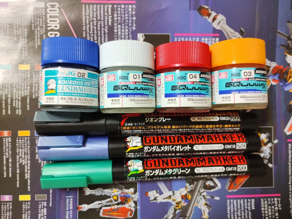 参考までに、水性塗料の筆塗りとガンダムマーカーです。
