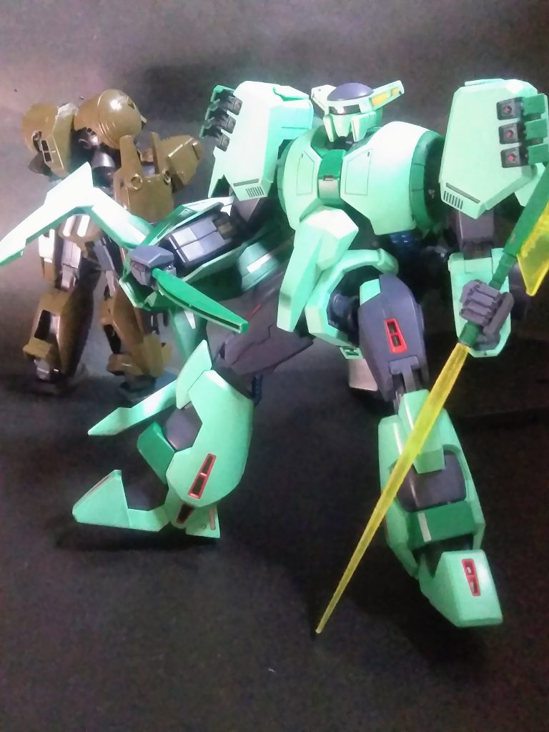 まるで《《《格闘戦🥋の鬼👹》》》みたいな外観ですが、カテゴリー的には『偵察・索敵に特化した機体』なンですって 🙄ビーム・アックスはビーム砲口よりサーベル刃も発振可能 😚肩部前面には炸裂弾ランチャー 3 発 × 2 が設置されています 🙂