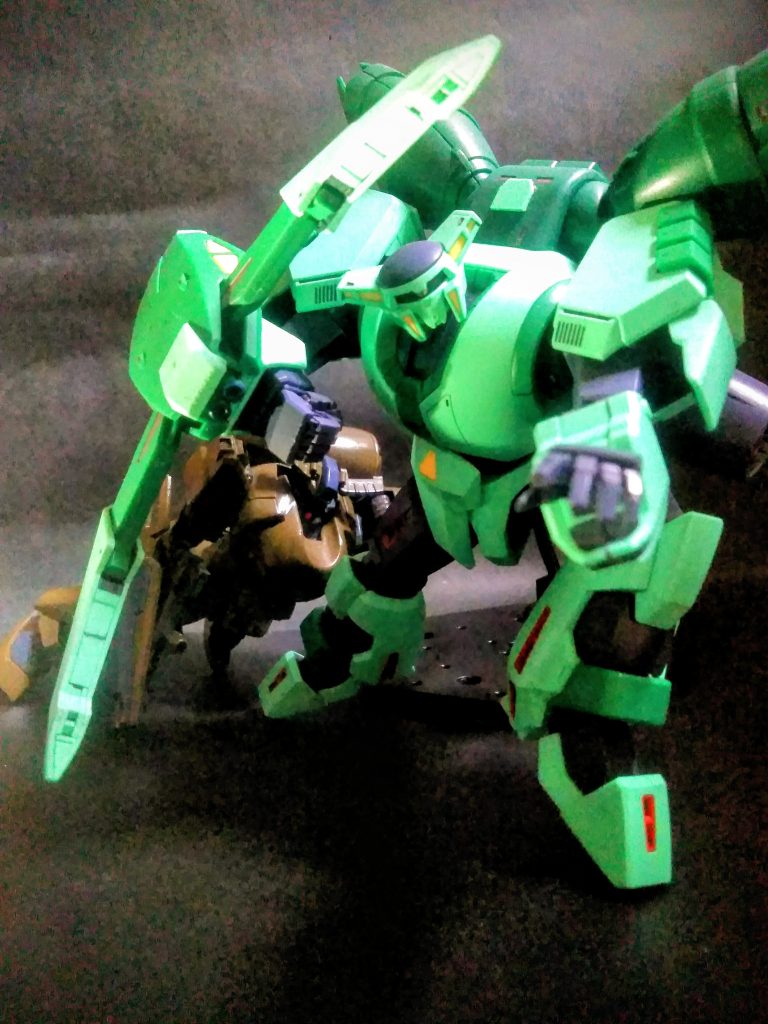 『アイザック』等の偵察専用機は『ミノフスキー粒子』の影響が薄い環境下で運用します 😁が!コノ子は特に高濃度ミノフスキー粒子領域内での行動を想定してあるソウな 😳 『連装メガ粒子砲装備クロー・シールド』兎に角デカイ‼️🤤このメガ粒子砲部を引っこ抜くとビーム斬撃兵装として、使用できます 👍