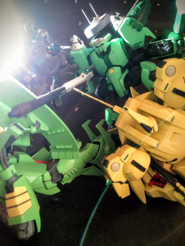 こんな感じでグタグダ!だらっト!!実行です😤💨💨 なんとも逞しい体格❗だけど偵察機‼️この辺りが『パプテマスさま』が天才たる由縁なのですかね (「UP主」の考え)( ´゚д゚`)フヘェー『森の熊さん🐻』が命名元みたいなのは、濃厚な説らしい!!なんで、そんな風に考えたのか?詳しく聴きたいモノです(「UP主」の悲願)(#^.^#)そして!愛嬌?あるデザインは、一度目にしたら忘れられない(「UP主」だけではナイはず?)σ( ̄∇ ̄;) ト!こんな感じで『ボリノーク・サマーン』は可愛らしい❓機体 ヾ(◎´∀`◎)ノ 。:+. この事実?がハッキリと、示されましたネ♪Ю―(^▽^o) ♪ あと、チョクチョク画角に入ってイル『ジム タイプ』は"熊さん(´(ェ)`)の開発時"に参考とした『ジム・ボリノーク(偵察機)』と、イウ事で 😁