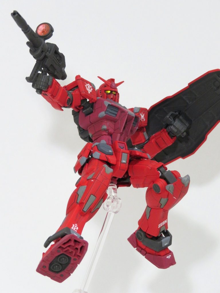 少し動かしただけで塗装が剥がれるので、ポージングはほどほどに…。足首がC字ジョイントでの接続ですが、私の技術ではどうあがいても塗装剥げを回避することができなかったので、タミヤモデリングワックスを塗布してなるべく剥げないようにしました。ですが、やはり剥げてきてしまっている(T-T)&nbsp;余談ですが、私の製作ペース的に、恐らくこのキットが今年最後の完成品になりそうです。最近は子育てと仕事の板挟みでガンプラの製作ペースも落ちてきていますが、来年も変わらずガンプラを作りたいと思っております。ガンプラを触れない日にも、たまにGUNSTAを覗いて皆さんの素晴らしい作品を拝見させていただいております(o^∀^o)