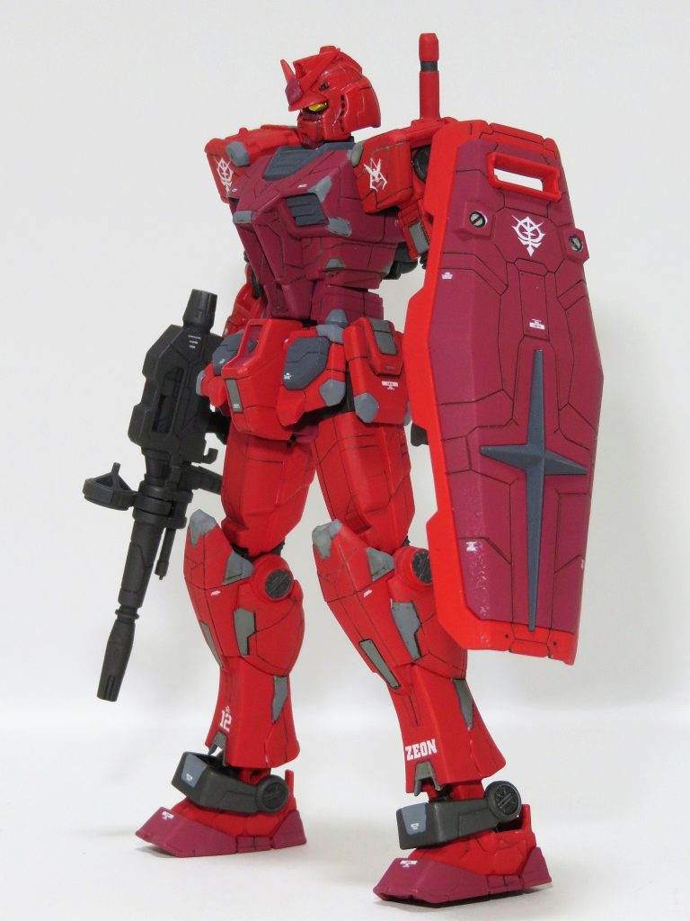 関節やビームライフルにはMr.カラーGXグラファイトブラックを使用。SNSで色んな方がオススメされているのを拝見したので、今回初めて使用してみましたが、とても良い感じです( ´ー`)今まで関節には水性ホビーカラー焼鉄色を使用していましたが、今後はこのグラファイトブラックを使用していきたいと思います。