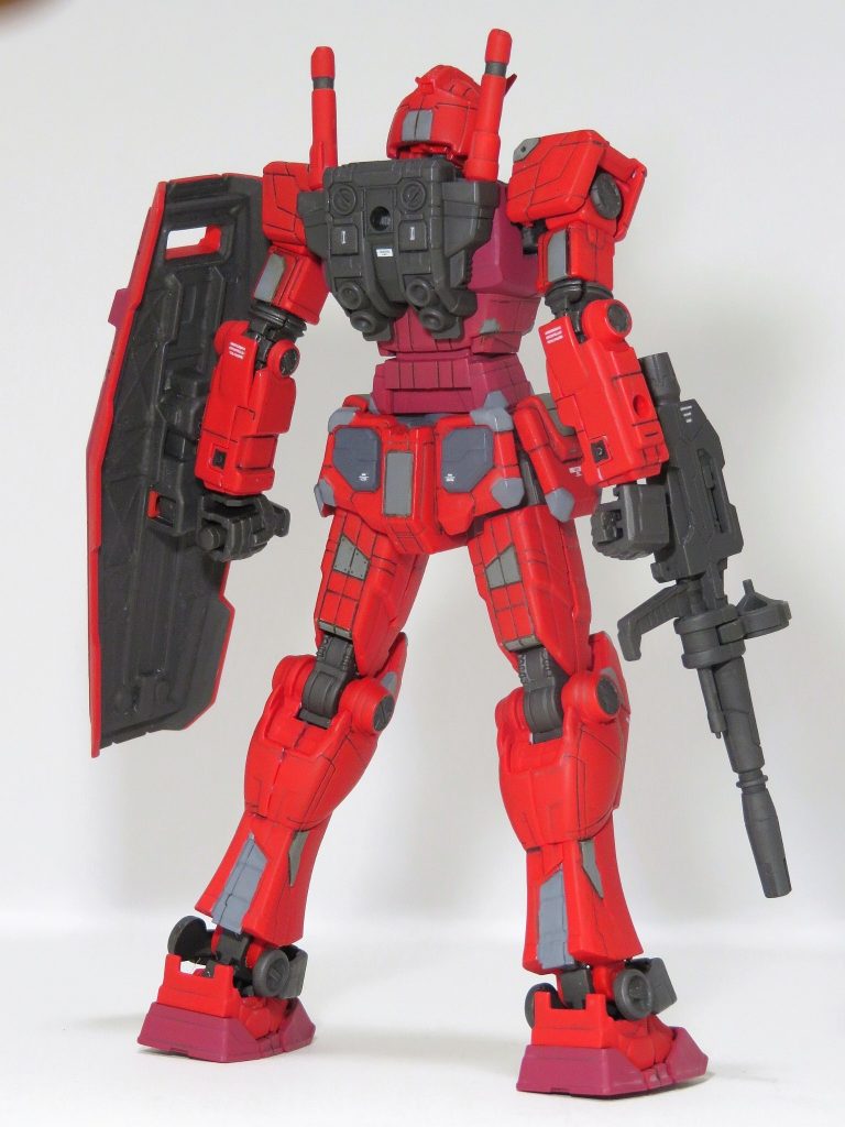 シャア（キャスバル）専用ガンダムはたくさんの方が製作しているので作業に取りかかる前に色々調べていたのですが、例えば同じレッドでも人によって使用している色が全く異なるのは見ていて面白かったです。今回私は、装甲のレッド部分にサザビーレッドとシャアレッドを使用しました。