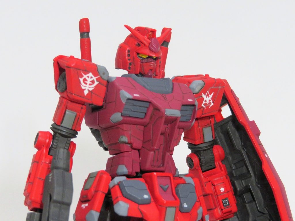 頭部をそのまま組んだら目元に違和感を感じたので、ツインアイのまわりをつや消しブラックで塗装しました。