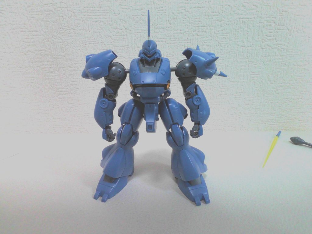 これが今回の目玉ギミックです。武器を両手で持つこともらくらくです。