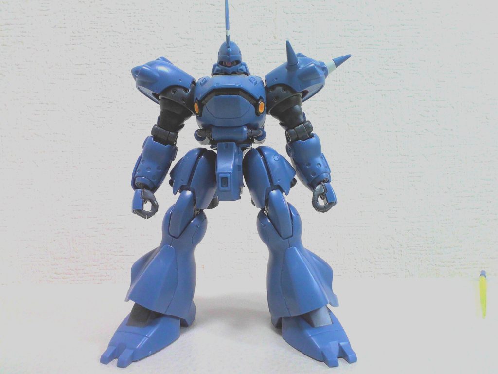 今回の改造点は胴体と関節の補強だけです。正面から見た際に少々間延びしているように感じたので（失礼な！）肩と下腹部の幅を切り詰めて引きしまったシルエットにしました。それでは具体的に紹介していきます。肩：自作の関節を使用　下腹部動力パイプ：削って奥まで差し込むことで横幅を縮小