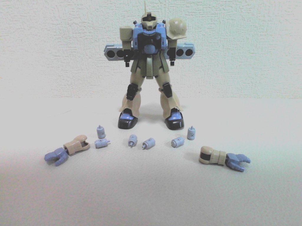 武装です。ビット以外はジオングのような遠隔操作可能な前腕部だけとシンプルな武装です。