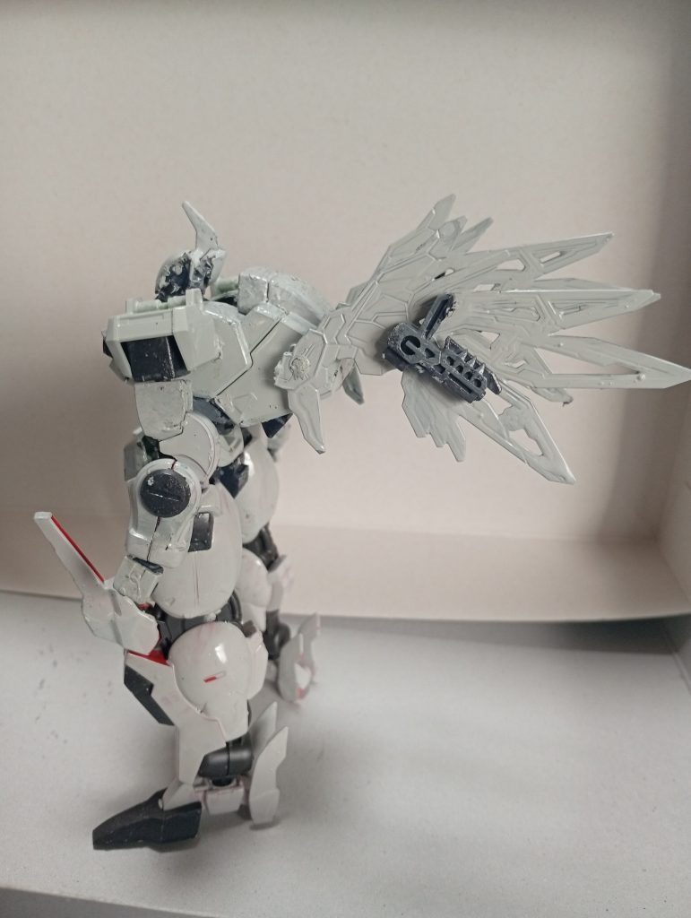 背中には曹操ウイングの羽と黄忠デュナメスのハンドガンを取り付けてあります。