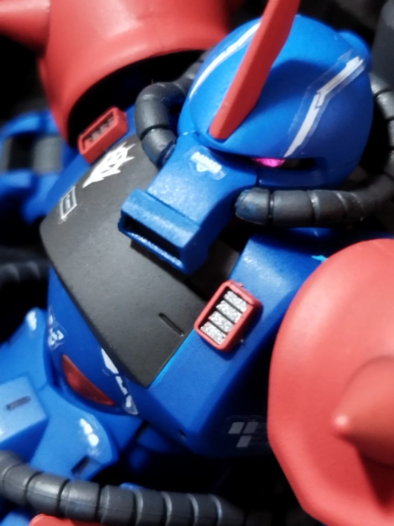 顔は削ったり角度調整してグフ定番の目つき悪加工してます。鼻は半分以上削ってジャンクのダクトを取り付け厳しいオーク顔に。モノアイは銀シール穴あけパンチにレジンちょん付け。胸部、股間、足首のダクトノズルはコトブキヤのMSG。