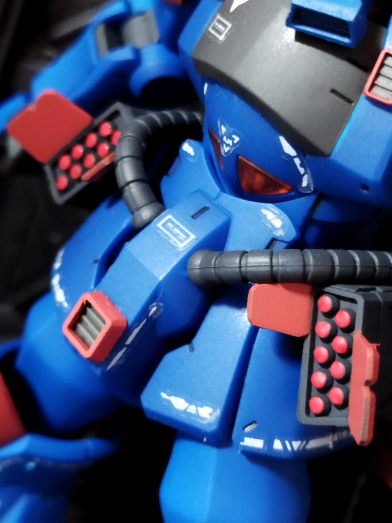 腰には旧キットのヘビーアームズの脚部ミサイルポッドを改造したものを配置。