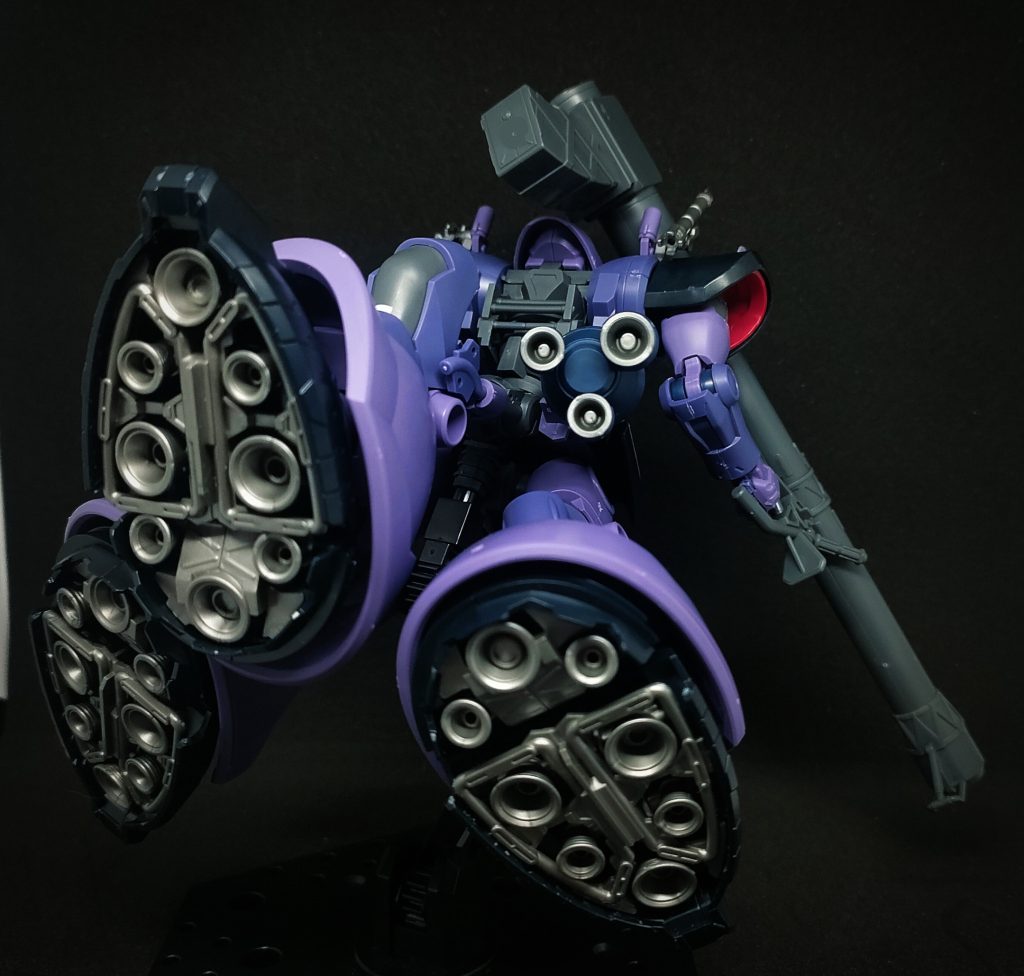 背後の脚部ユニットで高機動形態へ変形