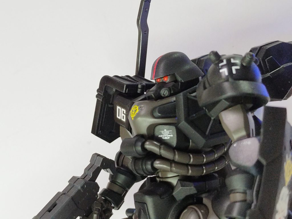 カメラアイはモノアイを撤廃し固定式に