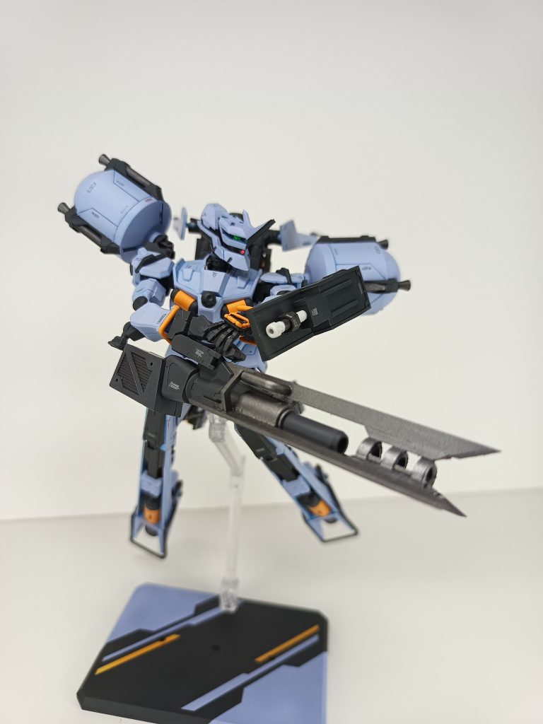 戦闘ポージングトライブレード型の放熱板と拡張マガジン、シールドはスクラッチ。両者が着いたビームキャノンは大型化してドラッツェが持つバルカンをイメージしています。ビームキャノンのマニピュレーターは30MSのジャンクをミキシングしています。シールドは軍警ザクのシールドを意識し、ビームサーベルを本来のドラッツェのシールド同様に装備しています。&nbsp;