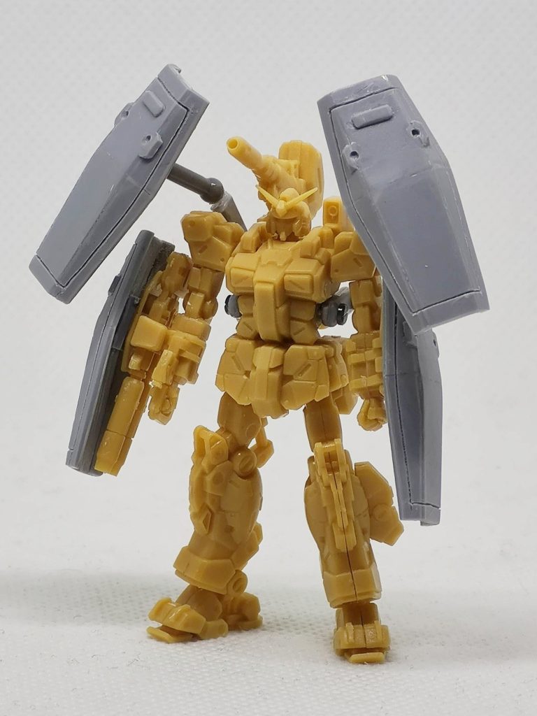 シールドはプラ板で自作です。この後、左腕に追加で自作の5連装ロケットランチャーっぽいのを付けました。