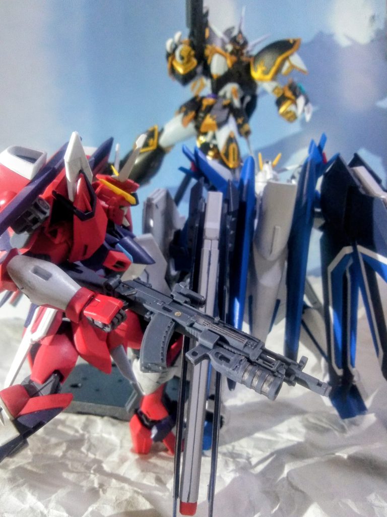 それでは思い出深いシーンを｢なんちゃって再現｣して行きますね 😁『クリラ』捜索の為に『ギアナ高地』に訪れた『ヤマト隊』まさかの『 ファウンデーションのMSブラックナイト スコード ＂インドラ＂』に遭遇😖交戦となる『シン・アスカ』の『STTS-808-2 イモータル ジャスティス Spec Ⅱ』『キラ・ヤマト』 の『STTS-909-2 ライジング フリーダム Spec Ⅱ』😡💣⚡&nbsp;この戦闘時にはフェムテク装甲に対抗する為に開発された『試製38式レール カービン ライフル』が装備されていましたね😌