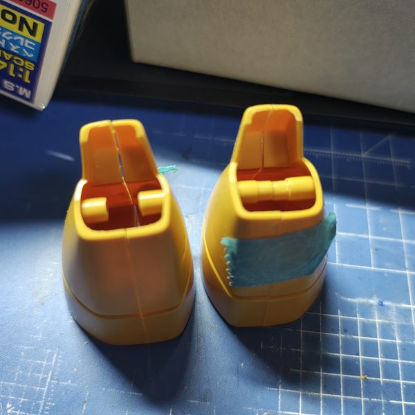 紅白で盛り上ってる最中に関係ない制作途中をこっそり上げる12/31 です。たぶん誰も見てないだろ。1: まず動かない膝2: 膝の一段細くなっている所をカットして、両方3mmに穴拡大3: T字になっている部位の3mmランナーを適当にカットして、ふとももも側も3mm穴開けて、ここに刺す4: アッガイ同様に隙間のあいたボディ&nbsp;（2枚目）