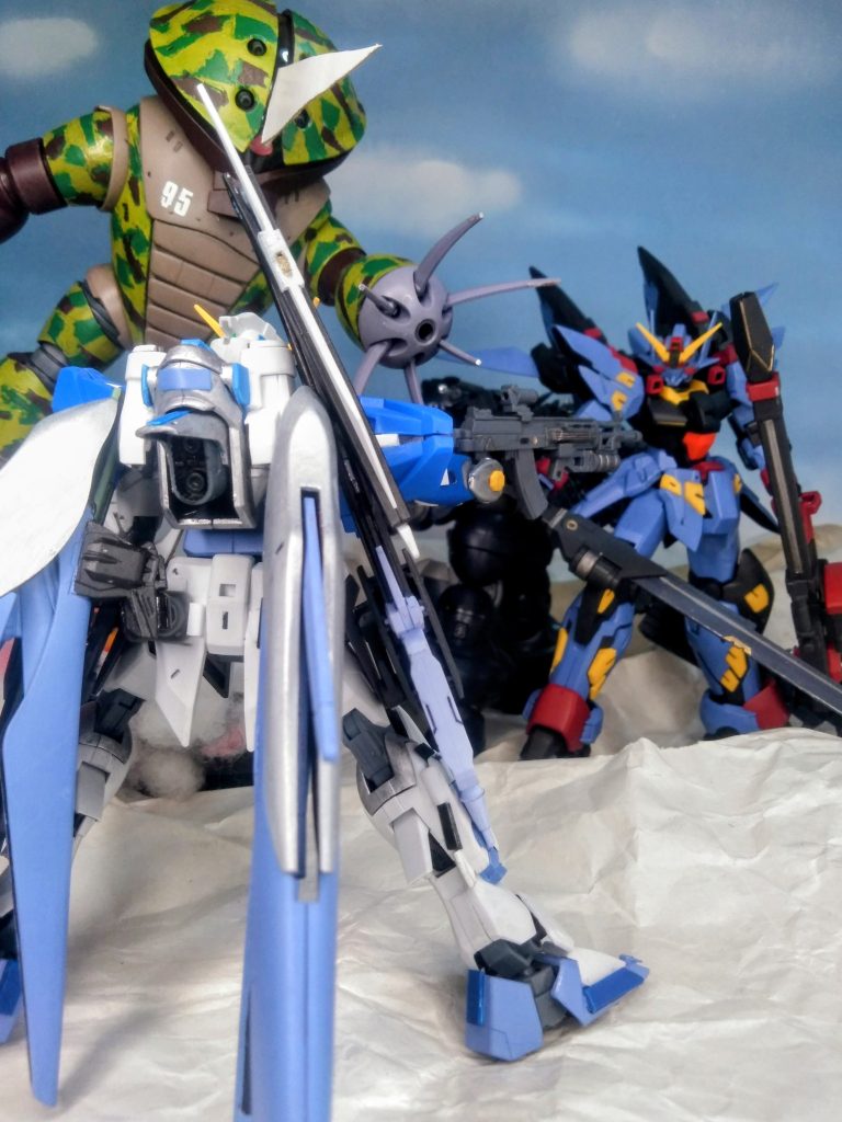 『クリラ』と『シン』の前に現れたガンダムタイプの面影が色濃いMS操縦者は『デュートリオン線研究者のキテキベ・スオタ』と、名乗ります搭乗するMS『バニシング』はナニやら大型の銃器を所持🧐しかも、唐突に地中から『角の生えた？アッガイ』が飛び込んで来たのです🙄