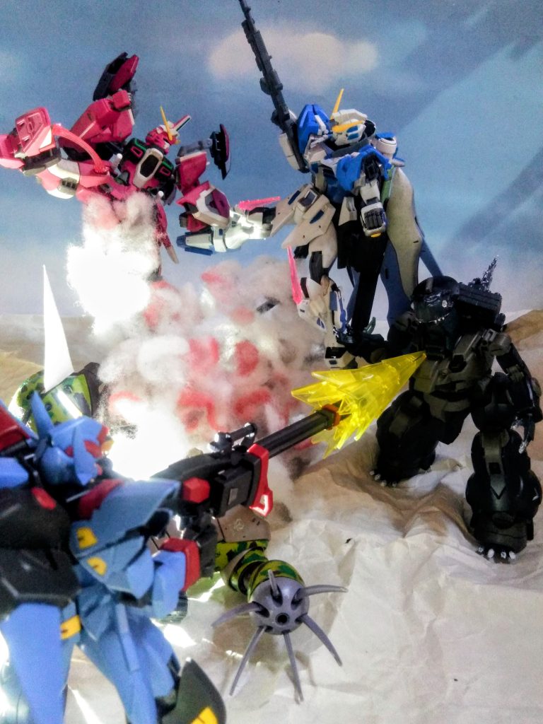 『D G Day ブラスト』に襲い来る『角付きアッガイ』😣激しい攻防の末『アッガイ』は爆散💣⚡しかし！その中からは『ナイト ∞ ジャスティス』がッ😳💦💦　互いに蹴り結ぶガンダム👣×🐾その状況を横目に『クリラ』に向けて『デュートリオン ランチャー』を『バニシング』は発射です😩&nbsp;劇中後半で騙られますが『仮面の戦士 ラザン・ラスア』が『シンくん』に挑んだ理由は『デュートリオン ランチャー』の性能効果を見極める為に邪魔をさせたく無かった😟との、事です😚ほんと！何時までたっても不器用な男ですね🤣🤣🤣