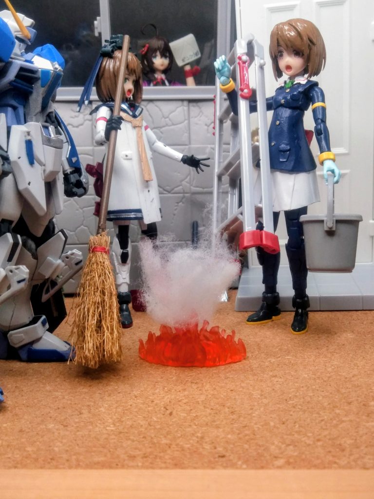 　　　　『大掃除』大掃除（おおそうじ）とは、年末に一年間の汚れを徹底的に落とし、新しい年（歳神様）を迎えるための準備として行う大規模な掃除のことです。平安時代の宮中行事「煤払い（すすはらい）」が起源で、家の中を清めて心身を浄化し、新年を気持ちよくスタートさせる意味があり、単なる掃除以上の「ケジメ」や「神事」としての意味合いが強い日本の文化です。&nbsp;大掃除の由来と意味起源: 平安時代の宮中行事「煤払い」に由来し、12月13日を「正月事始め」として行われていました。目的: 一年間の「ケガレ（汚れ）」を払い落とし、新しい年の神様である「歳神様（としがみさま）」を家にお迎えするための清めの儀式です。現代の解釈: 物理的な汚れを落とすだけでなく、心身のリフレッシュ、健康維持、そして新しい一年への決意を新たにする意味合いも持ちます。&nbsp;行う時期とマナー時期: 12月13日（煤払いの日）から大晦日までに済ませるのが一般的です。マナー: 縁起が悪いとされる大晦日当日の本格的な掃除は避け、軽微な掃き掃除（掃き納め）にとどめるのが良いとされています。&nbsp;掃除のポイント順番: 神棚や仏壇など神聖な場所から始め、高い場所（天井・壁）から低い場所（床）へ、上から下へ清めるのが伝統的な方法です。内容: 日頃行き届かない場所（換気扇、窓、冷蔵庫の裏など）を重点的に掃除します。&nbsp;現代の状況日頃の掃除の行き届き具合や掃除用具の進化により、家族総出で大規模に行う家庭は減りつつありますが、その意味や習慣は根強く残っています。&nbsp;&nbsp;『燃やせるモノは、ジャンジャン持ってきてぇ🎶』(演:ﾕｷｶｾﾞｶｲﾆ)『調子にのらない💦』(演:ｼｸﾞﾚｶｲｻﾝ)『あ💖お芋🍠が入ってる🎶』(演:ｸﾞﾝｼﾝ ﾆｼｽﾞﾐ ﾄﾞﾉ)