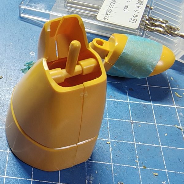 紅白で盛り上ってる最中に関係ない制作途中をこっそり上げる12/31 です。たぶん誰も見てないだろ。1: まず動かない膝2: 膝の一段細くなっている所をカットして、両方3mmに穴拡大3: T字になっている部位の3mmランナーを適当にカットして、ふとももも側も3mm穴開けて、ここに刺す4: アッガイ同様に隙間のあいたボディ&nbsp;（3枚目）