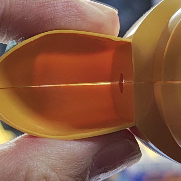 紅白で盛り上ってる最中に関係ない制作途中をこっそり上げる12/31 です。たぶん誰も見てないだろ。1: まず動かない膝2: 膝の一段細くなっている所をカットして、両方3mmに穴拡大3: T字になっている部位の3mmランナーを適当にカットして、ふとももも側も3mm穴開けて、ここに刺す4: アッガイ同様に隙間のあいたボディ&nbsp;（4枚目）