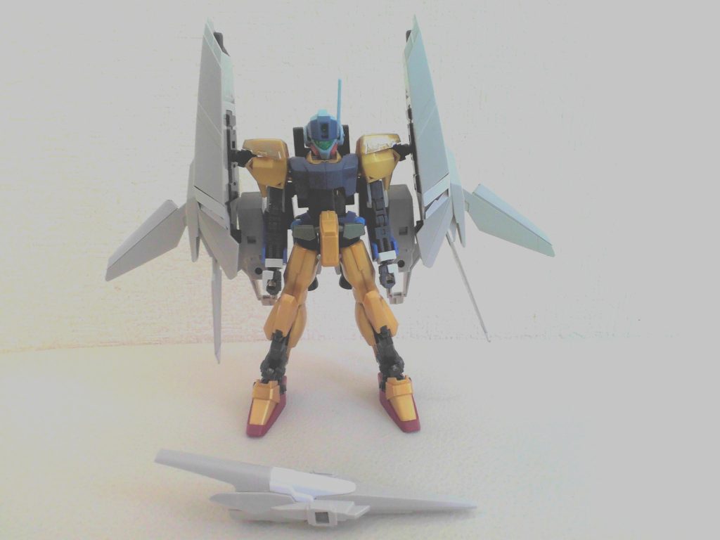 主に変形用オプションアーマを盛っただけです。設定：本機はリゼル、リ・ガズィの運用データを下にジェガン以降のさらなる高い機動力や運動性能を持ったデルタ系の変形しない量産機の開発に向けて製造された簡易量産型デルタのスナイパーヘッドモデルである。極限まで装甲を減らしフレームがむき出しになっているが、これまでにないほどの運動性能を獲得することに成功したが、フレームに機体の強度が頼り切りになり正式採用はされなかった。今回のオプションアーマーはリゼルの機首部分を脱出ポットとしており、運用方法はスーパーガンダムに近い。原型機の肩の可動域も相まってウェーブライダーへの変形は容易だが量産機なのでオプションアーマーはGディフェンサーのように単独行動が出来るわけではなく燃料が無くなり次第切り離しながら戦闘を行う。戦況に応じてウェイブライダーモードとファイターモード、アサルトモードに変形でき、三形態を使い分ける。