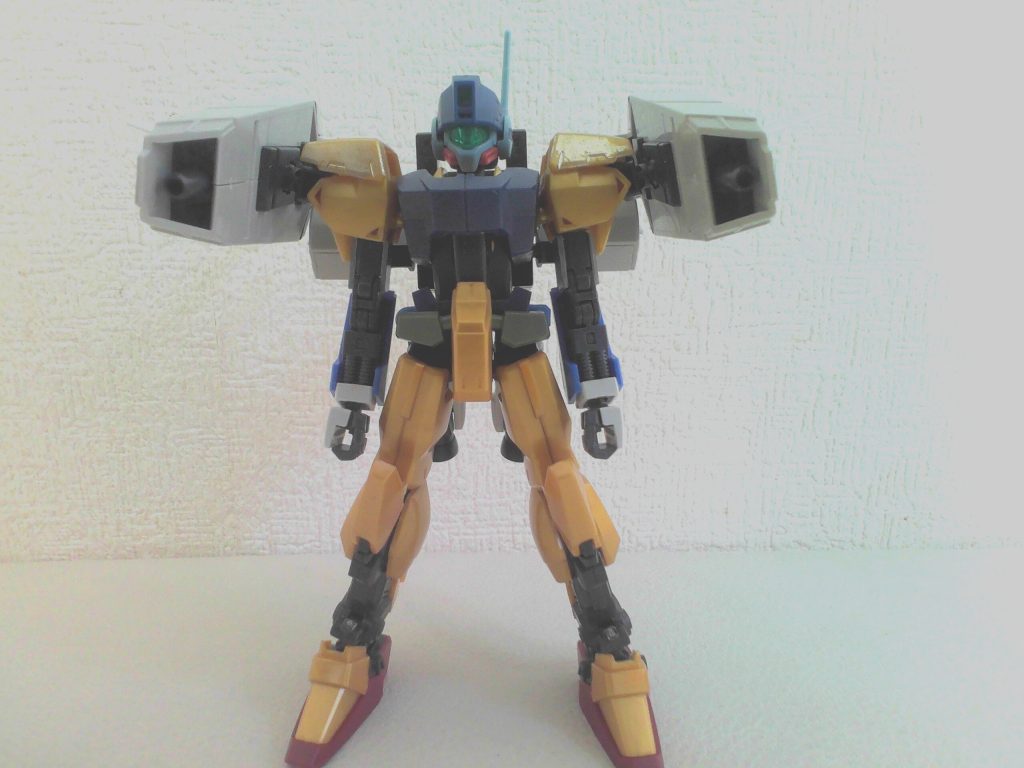 アサルトモード：背面のスラスター、肩部のバインダーをすべて後ろに回した状態。翼を広げて滑空することが可能。