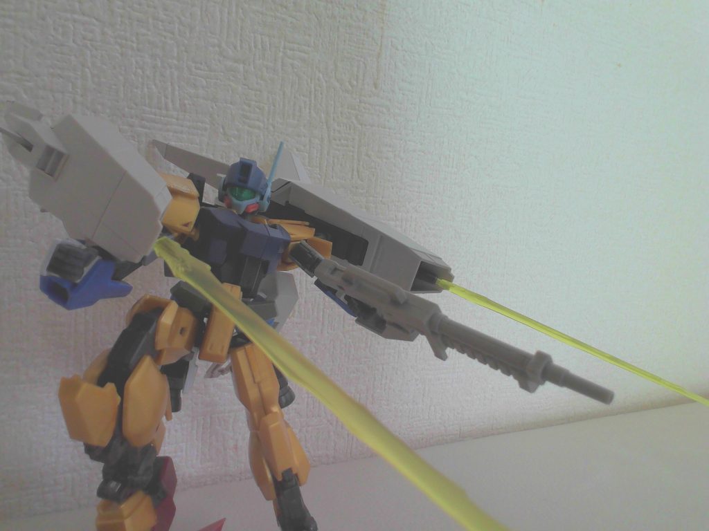 バインダーの先端からはビームサーベルを展開できます。