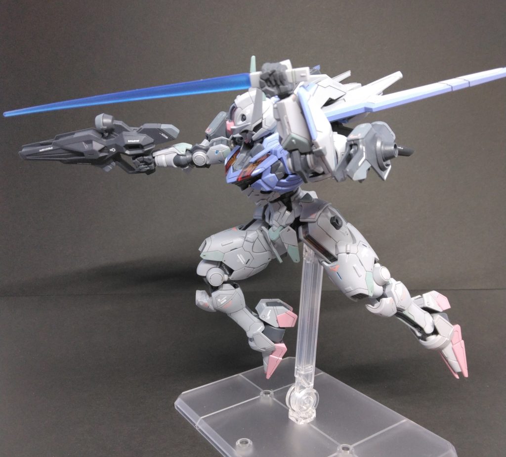 可動も素晴らしく派手なポーズも決まります。ビームサーベルも脱着可能にしています。ただ基本水性アクリルの筆塗りなので塗装はげが気になります。皆さんどのように対策するのですかね。「行くぞ！」