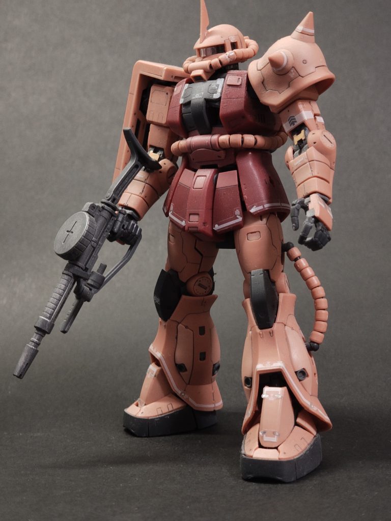 塗装なしに墨入れだけして、トップコート吹いてるぽいです。みんなの好きな綺麗なガンプラですよ。なぜかマシンガンだけ軽くドライブラシしてあります。バズーカやヒートホークは行方不明。写真、ブレードアンテナ入りきってないですね(失策)