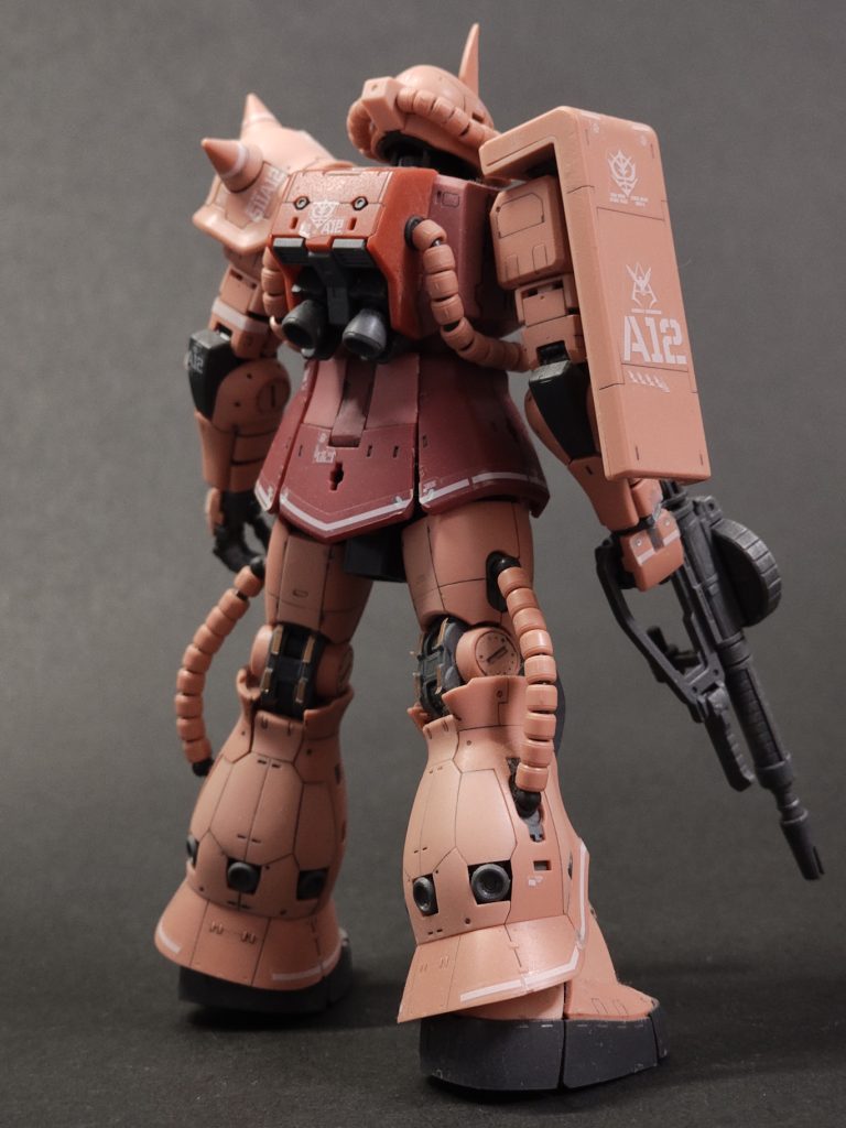 左のショルダーアーマーのデカール、豪快に上下間違ってます。