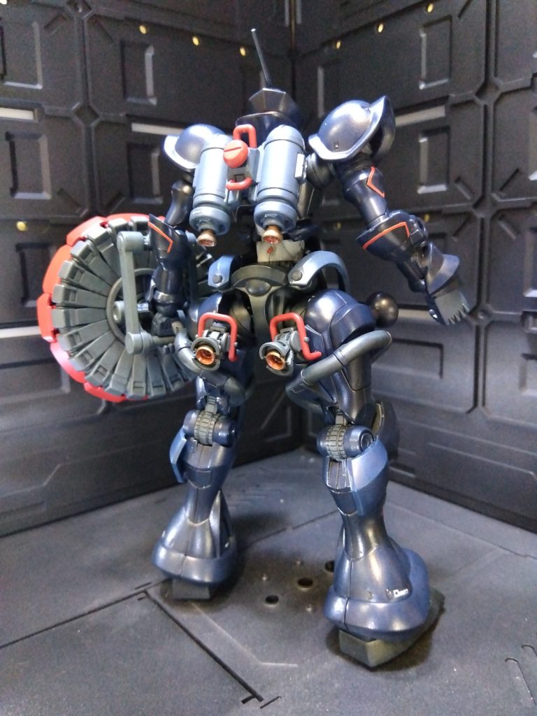 モノアイは蛍光ピンク、すっかり蛍光カラーがお気に入りです。全体が思ったより青見が強く、ティターンズカラーみたいな感じになっちゃいました。トップコートに半光沢を使用しました。ツヤ感がもう少し弱めの方が自分的には良かったかな。