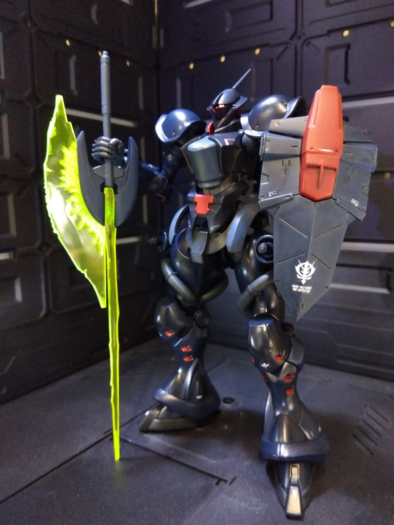 自分好みの白兵戦用装備変更。ビルダーズパーツのファンネルコンテナがサイズ的にシールドにピッタリだったので装備。サザビーのビームサーベルをそれっぽくして装備。