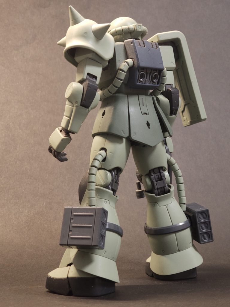 ミサイルポッドは確か後から作って、激落ちくん処理してなくて、ゲート処理も適当でした。外そうと思ったんですが(確か股関節側から通す)、回せど回せど股関節外れなくて折れそうでギブしました。