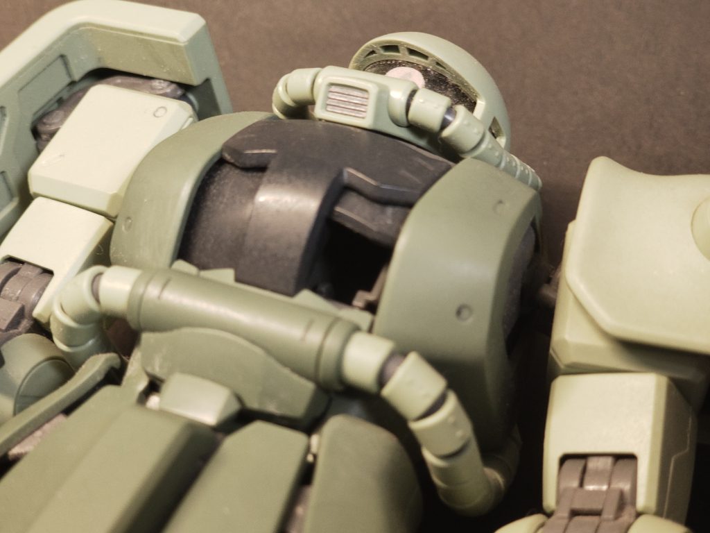 デザインナイフでコクピットをこじ開けた。