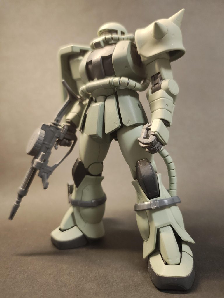 ミサイルポッド、ずれてました。堂々の整形色、素組!! 墨入れもトップコートもなしです。これ作ったの、激落ちくん(製品名)が世に出て、まだ「メラミンスポンジ」というワードが市民権を得てない頃で、更に特別ガンプラ、プラモを作る事に対して情報収集とかなにもしてない状態で、自力で激落ちくんでこすると艶消しの効果を得られるというのを発見したんですよ。 なんかしっとりして格好よくなったって思って、こすってました。いや正確に言うと、艶消しになった、とも思ってなくてやっています。「つや消しトップコート」自体も知らない頃でしたね。こいつはいつか塗ってもいいかなと思って温存しています。