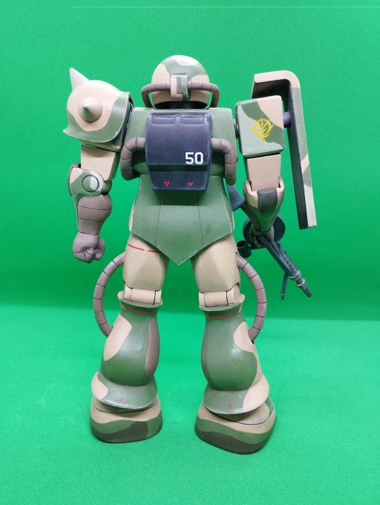 脚部を下に延長したため、腰後部のスカートも延長しています。