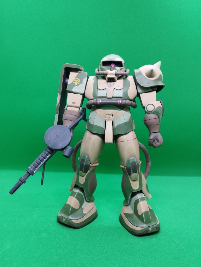 素体は旧キット1/100量産型ザクです。定番の肩ハの字カットと、股関節ブロックを下に延長処理、足首の接続変更(ボールジョイント)が主な加工です。