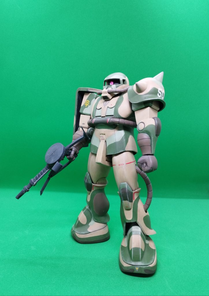 手首はエポパテで握りこぶしの表現を。面積の広いタンとマホガニーをエアブラシ塗装後、残り3色を筆塗りで塗分けしました。