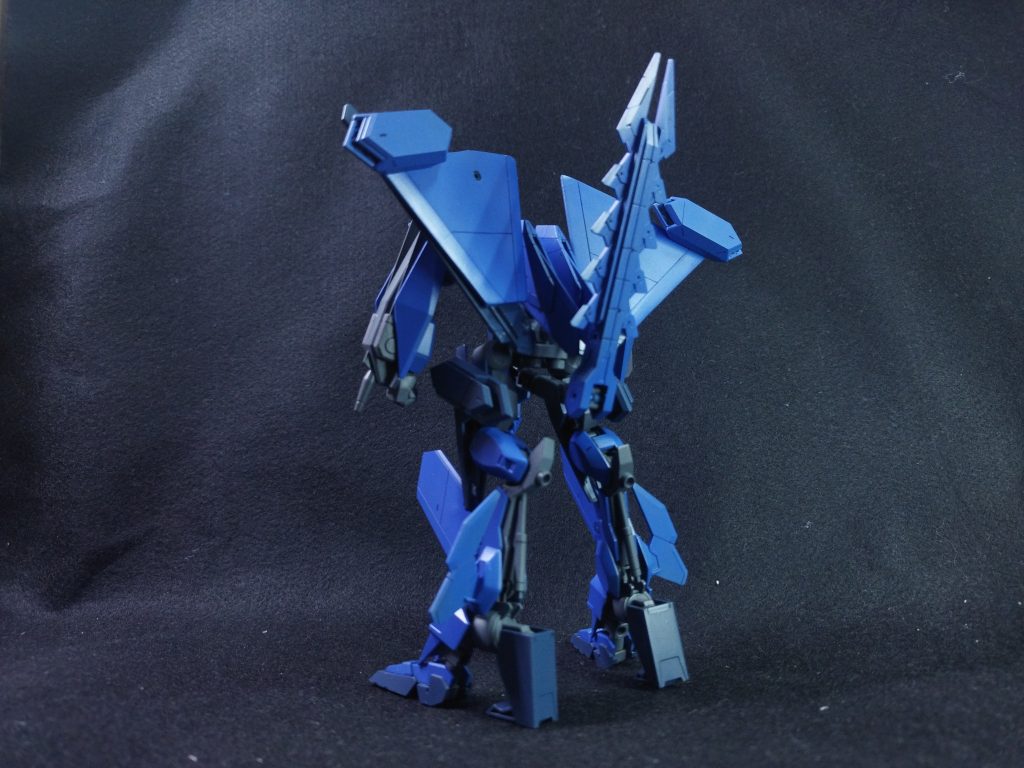 山下いくとデザインにインスパイアされながらもハッタリを効かせた武装にしたり変形を追加したりとミキシング