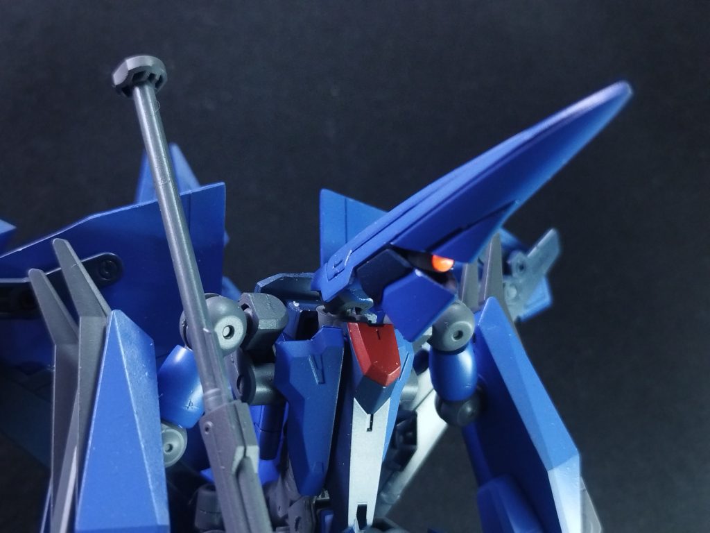 モノアイはボールジョイントで少し可動します