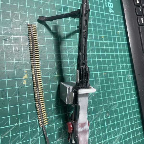 MG42改はこんな感じで。あまりゴテゴテさせずにシンプルにしました。グリップは後方と上面に設置。両手持ち仕様です。バレル交換用に展開したり、弾丸セット用にフタが開くようになっていますが、最終的には接着すると思います。（6枚目）