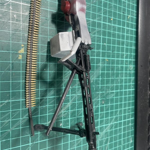 MG42改はこんな感じで。あまりゴテゴテさせずにシンプルにしました。グリップは後方と上面に設置。両手持ち仕様です。バレル交換用に展開したり、弾丸セット用にフタが開くようになっていますが、最終的には接着すると思います。（5枚目）