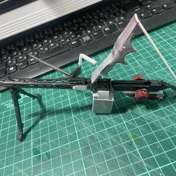 MG42改はこんな感じで。あまりゴテゴテさせずにシンプルにしました。グリップは後方と上面に設置。両手持ち仕様です。バレル交換用に展開したり、弾丸セット用にフタが開くようになっていますが、最終的には接着すると思います。（4枚目）