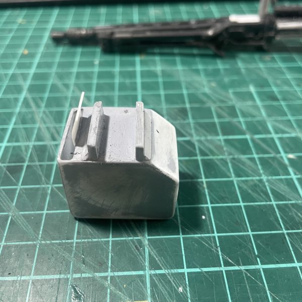 MG42改はこんな感じで。あまりゴテゴテさせずにシンプルにしました。グリップは後方と上面に設置。両手持ち仕様です。バレル交換用に展開したり、弾丸セット用にフタが開くようになっていますが、最終的には接着すると思います。（3枚目）