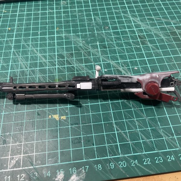 MG42改はこんな感じで。あまりゴテゴテさせずにシンプルにしました。グリップは後方と上面に設置。両手持ち仕様です。バレル交換用に展開したり、弾丸セット用にフタが開くようになっていますが、最終的には接着すると思います。（2枚目）