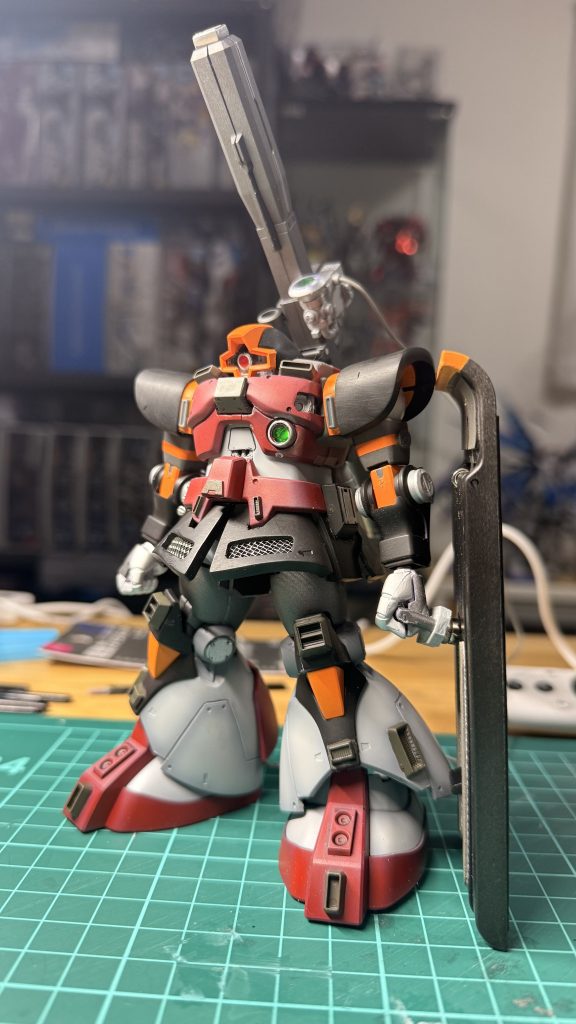 ティターンズの制圧部隊が21バンチへの進入を開始した夜、避難命令は遅く、住民に選択肢はほとんど残されていなかった。男は倉庫の奥に封印されていた旧式ドムへ向かう。寄せ集めの装甲、何度も溶接されたフレーム、性能表だけを見れば到底実戦向きとは言えない機体。それでも彼は知っていた。このドムは、速くも強くもない代わりに、壊れてもなお立ち続けるよう組み替えられている。誰かが逃げる時間を稼ぐためだけに存在する、そんな機体だということを。