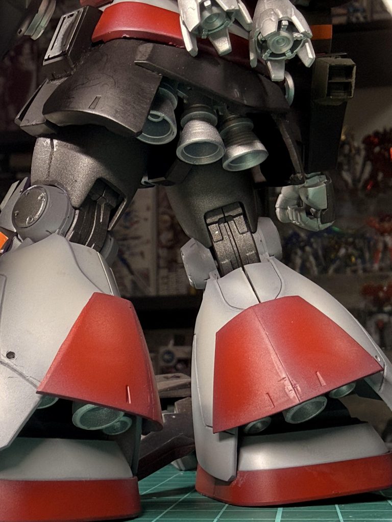 サイド2・21バンチの外れでジャンク屋として生計を立てていた男にとって、戦争は遠い過去の出来事だった。一年戦争で失われたモビルスーツの残骸を切り分け、再利用できる部品を拾い集める日々。その傍らには、医療区画で負傷者の手当てを続ける恋人ミリアがいた。物資も薬も足りない場所で、それでも彼女は人を見捨てなかった。男は思っていた――このコロニーに残る理由は、もはや仕事でも生き延びるためでもない、彼女がここにいるからだ、と。