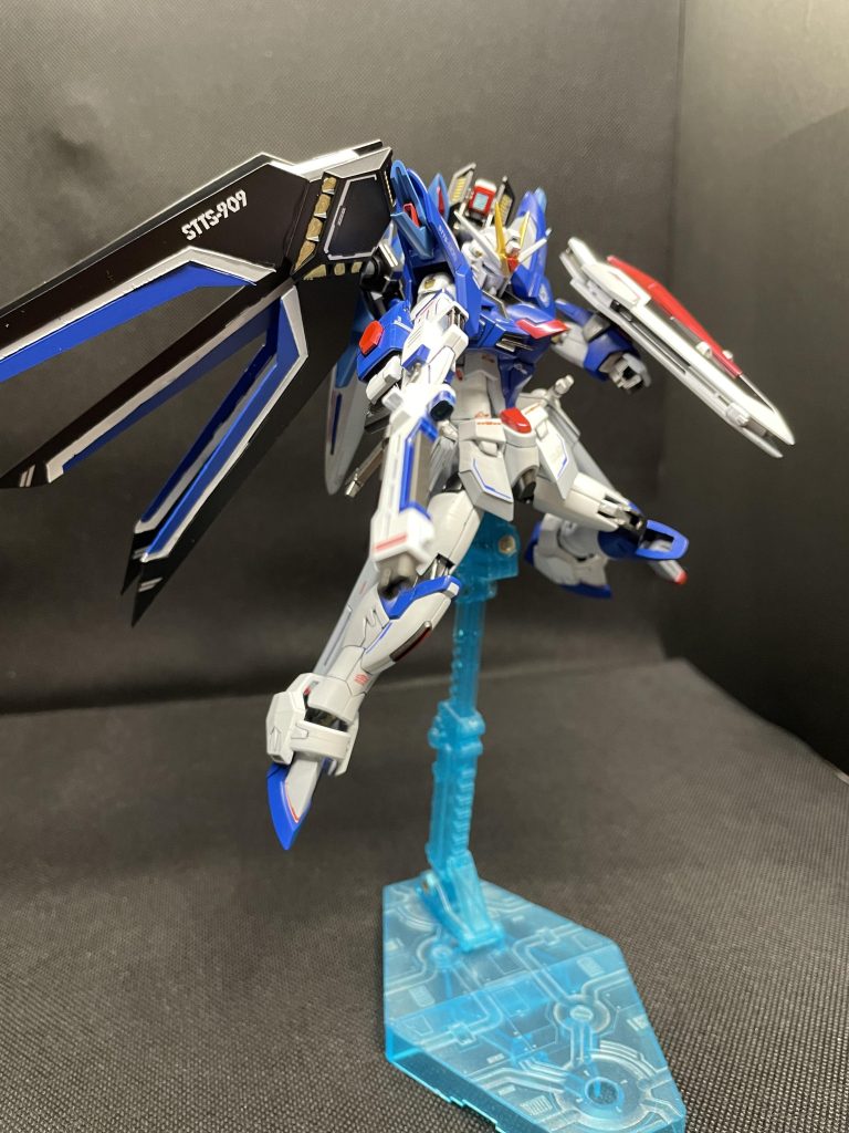 バックパックの取付位置を本体より後方にズラし、さらに高さも上にズラして肩アーマーとウイングが接触しないよう配置