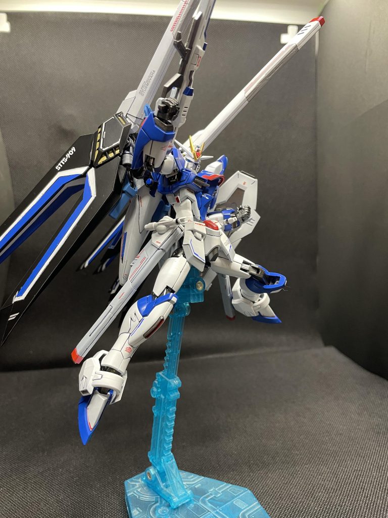 ウイングはメタルロボット魂のように短い方のウイングは独立可動できるように改修